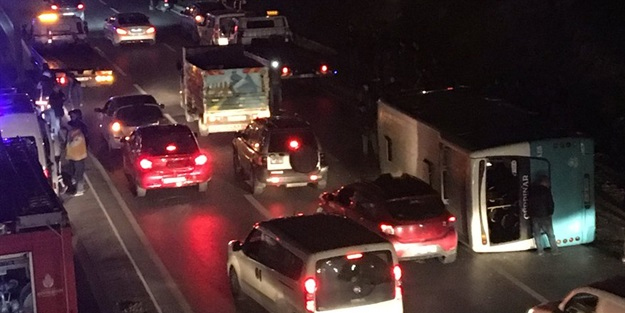 İstanbul'da halk otobüsü devrildi