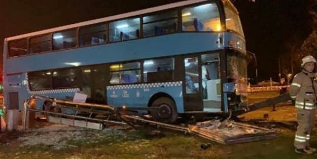 İstanbul'da halk otobüsü durağa daldı!