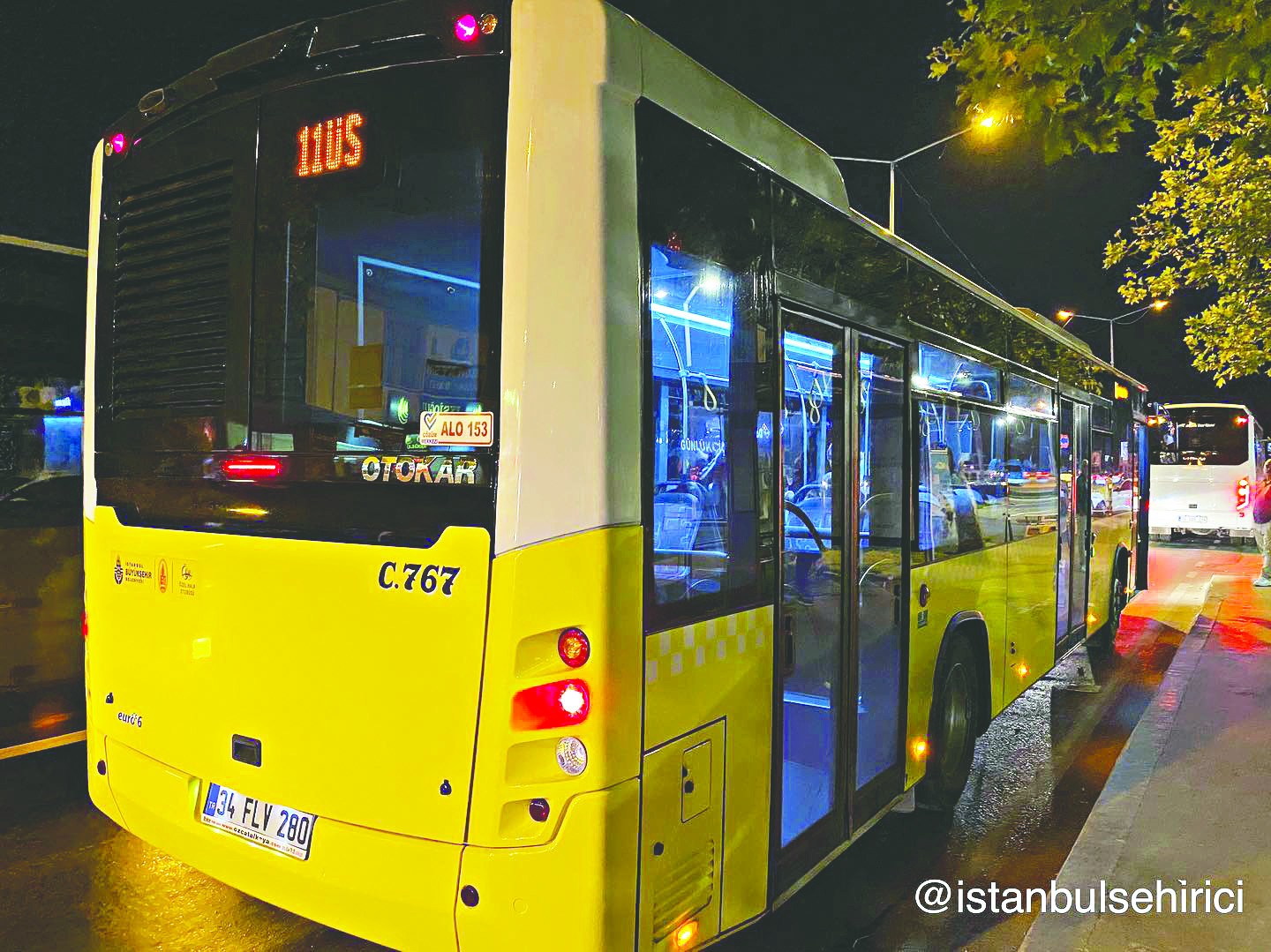 İstanbul’da hareket halindeki otobüsün şoförü direksiyonu bırakıp kadın yolcuya saldırdı