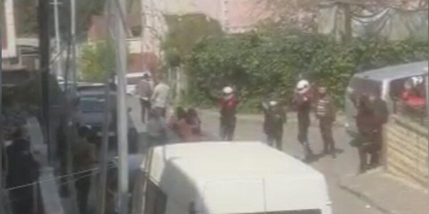 İstanbul'da hareketli dakikalar! Sokağa çıkma yasağını delip polise saldırdılar