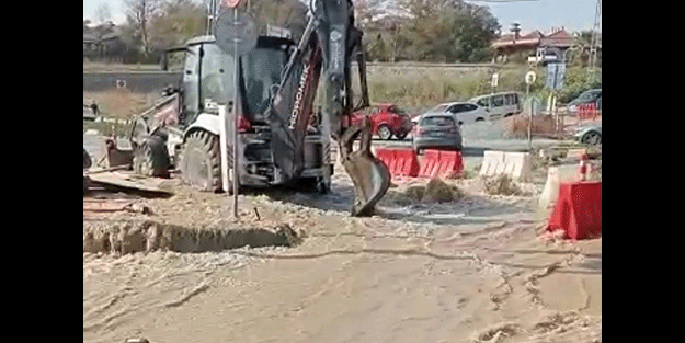 İstanbul’da ‘Her şey çok güzel oluyor’ İSKİ borusu patladı, yollar göle döndü