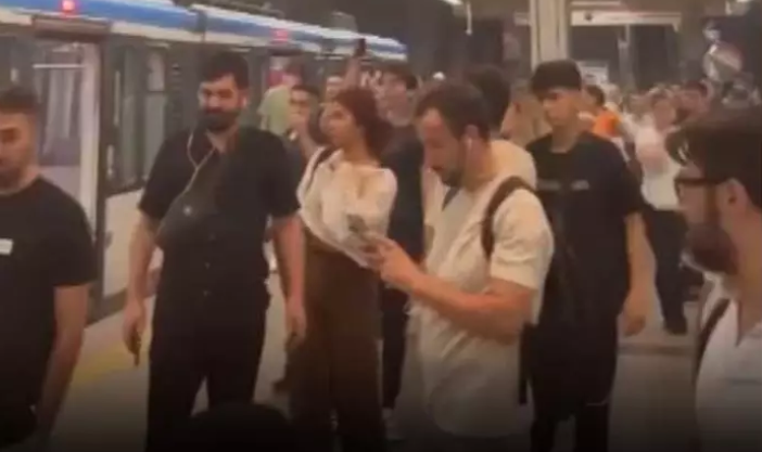İstanbul’da İETT arızaları bıktırdı! Vagondan çıkan dumanlar vatandaşa korkulu anlar yaşattı Ya adam gibi başkanlık yap ya da çek git