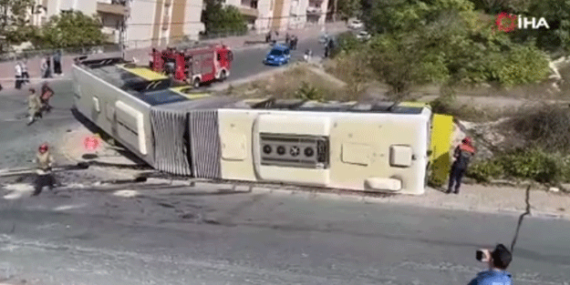 İstanbul'da İETT kazası! Yokuş inerken devrildi, yaralılar var...
