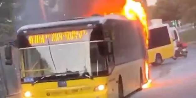 İstanbul'da İETT otobüsü cayır cayır yandı!