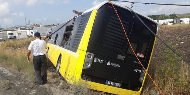 İstanbul'da İETT otobüsü tarlaya daldı! 2 yaralı