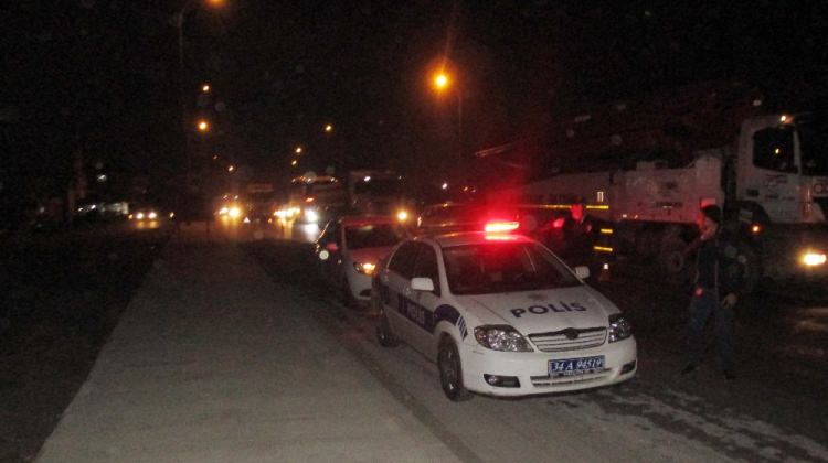 İstanbul'da ihbara giden polislere otomobil çarptı: 2 yaralı