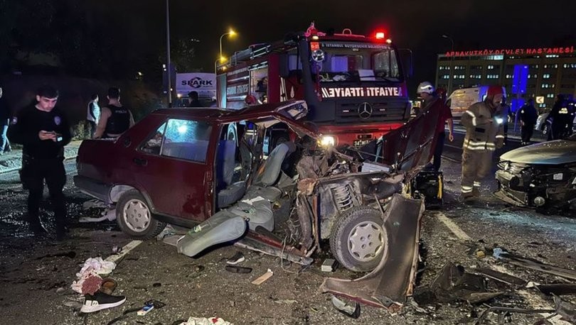 İstanbul'da iki otomobil çarpıştı, 1 kişi öldü, 8 kişi yaralandı