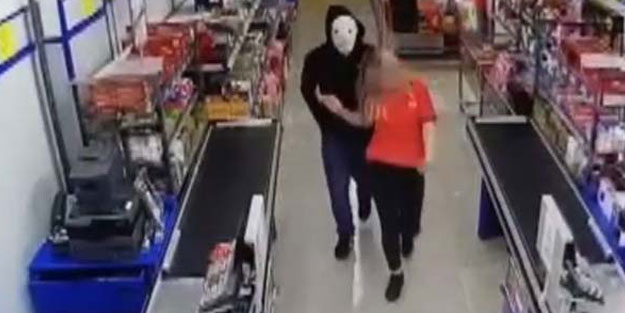 İstanbul'da inanılmaz olay! Kasiyeri zorla oraya götürdü ve...