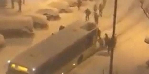 İstanbul'da kâbusu yaşattılar! Vatandaşlar otobüsü itti
