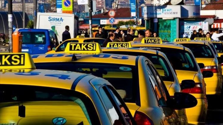İstanbul'da kadın taksiciye diğer taksicilerden dayak