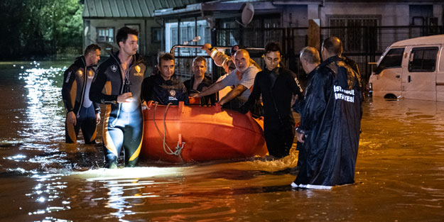 İstanbul'da kafede mahsur kalan 68 kişi kurtarıldı