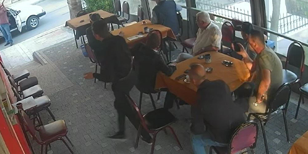 İstanbul'da kahvehaneye silahlı saldırı! O anlar kamerada