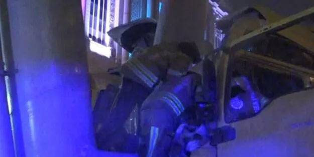 İstanbul'da kamyon üst geçide çarptı