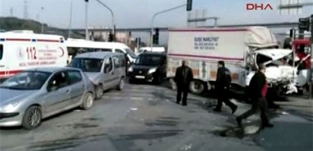 İstanbul'da kamyonetle otobüs çarpıştı: Çok sayıda yaralı var
