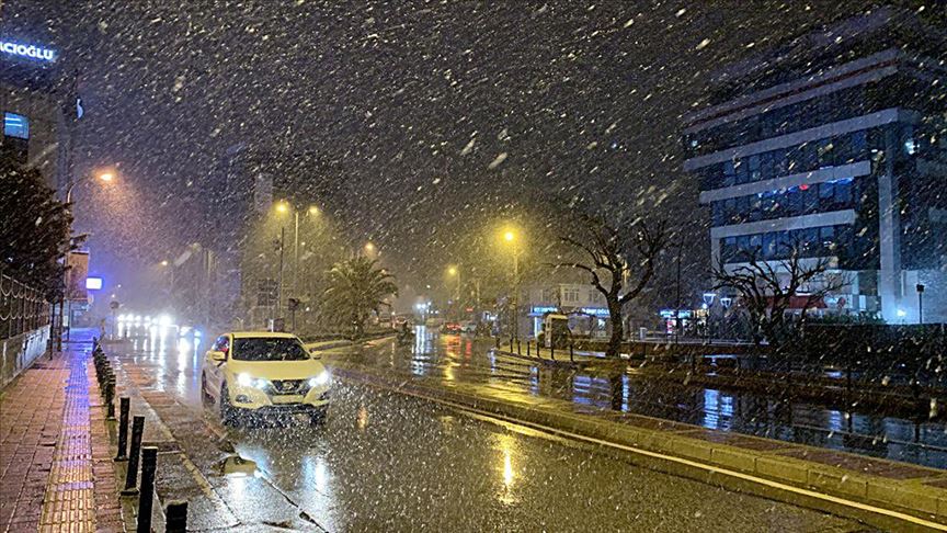 İstanbul'da kar etkisini artırdı