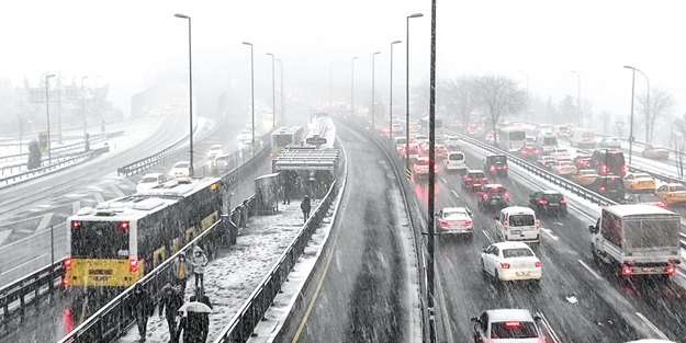 İstanbul'da kar etkisini arttırdı! Trafik durma noktasına geldi