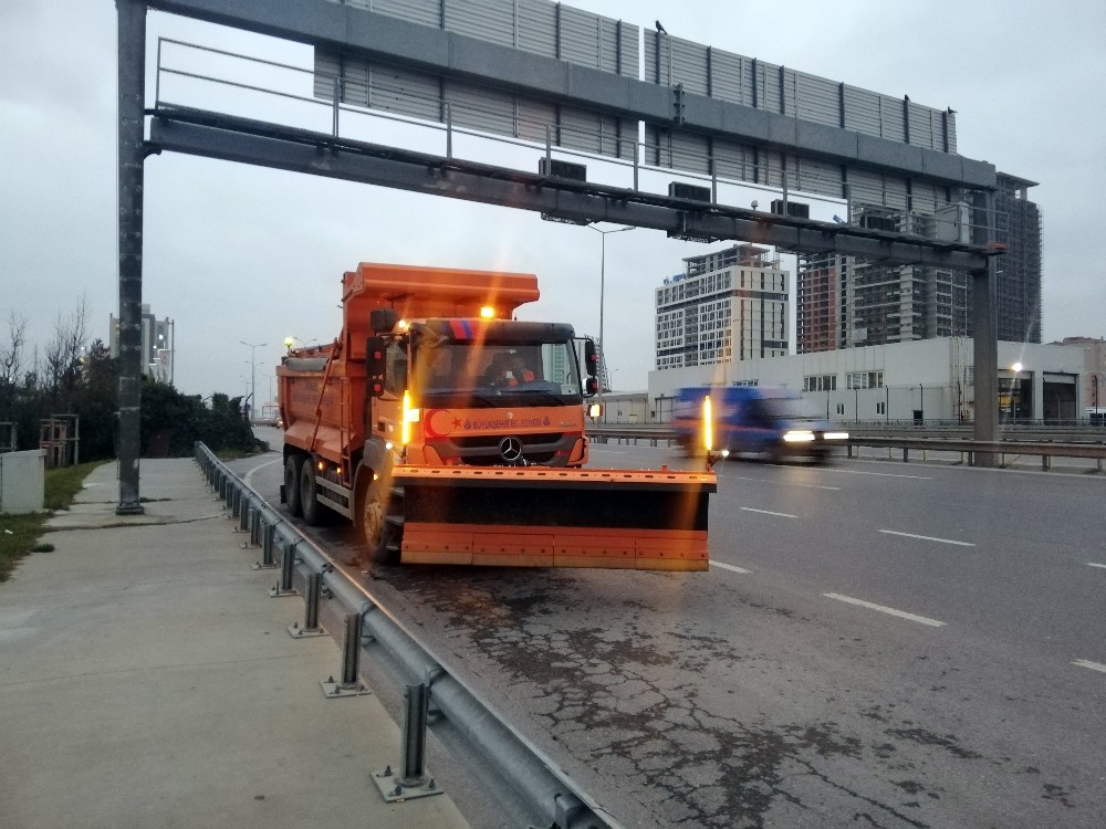 İstanbul’da kar küreme araçları yollara çıktı 