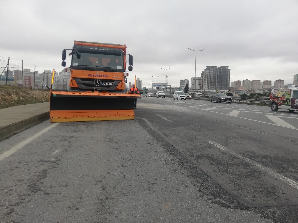 İstanbul’da kar küreme araçları yollara çıktı 