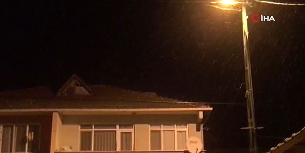 İstanbul'da kar sürprizi! Mevsimin ilk karı düştü