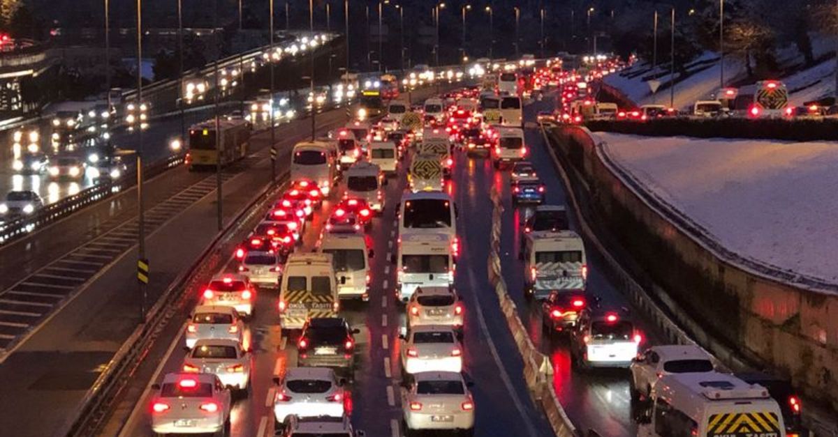 İstanbul'da kar trafiği!