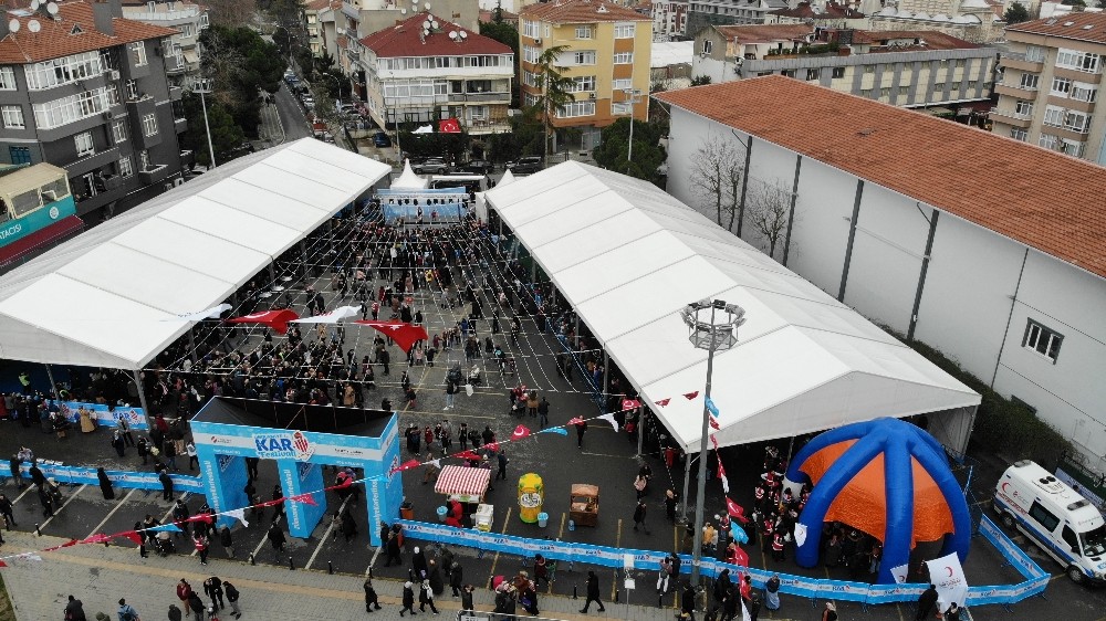 İstanbul’da kar yağdı, çocuklar doyasıya eğlendi 