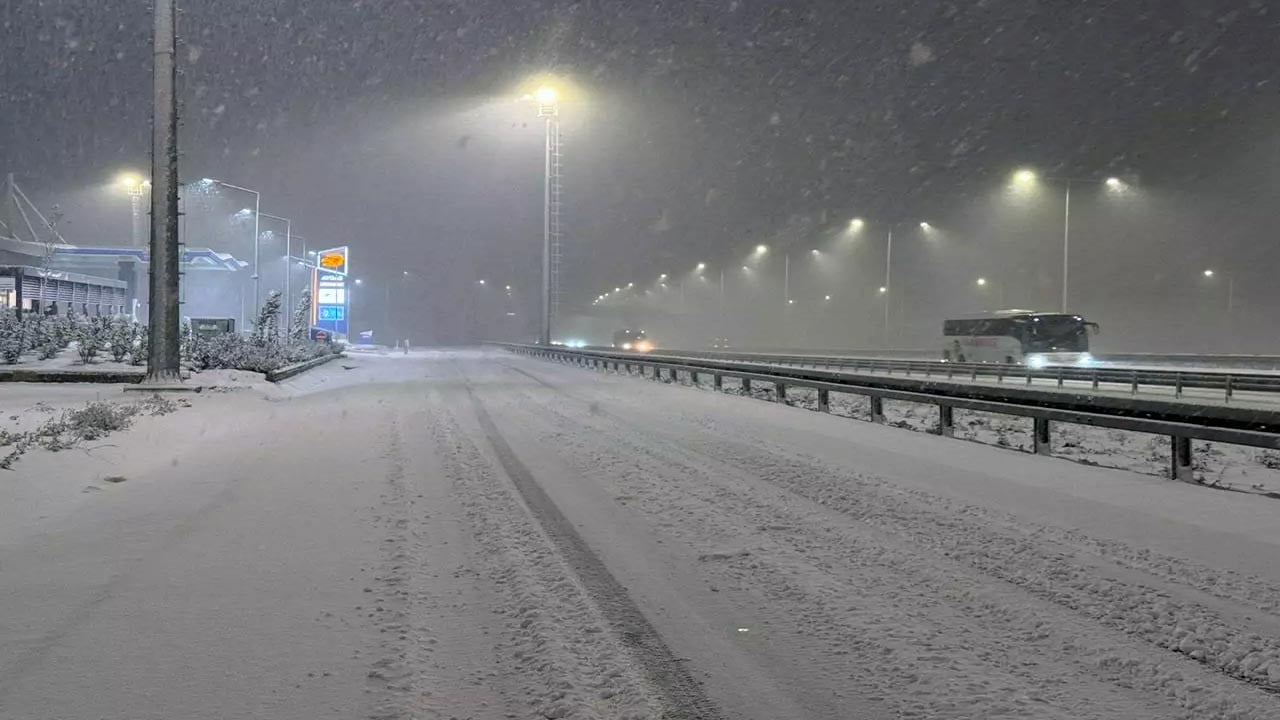 İstanbul'da kar yağışı! Araçlar yolda kaldı
