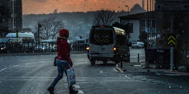 İstanbul'da kar yağışı, iş çıkışı bastırdı