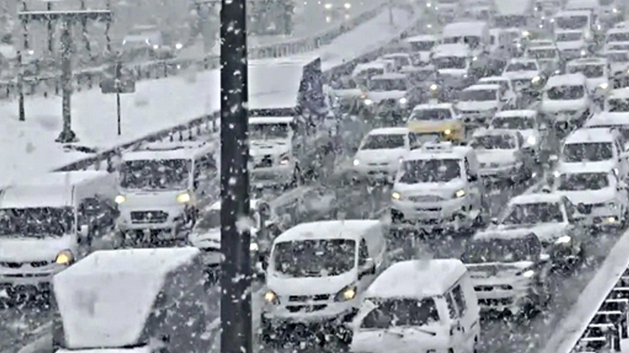 İstanbul'da kar yağışı trafiği felç etti: İBB'nin trafik haritası yüzde 90'da takıldı! Uygulamayı kapattılar