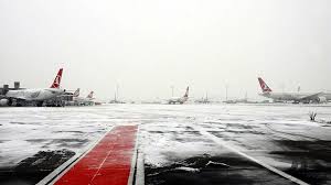 İstanbul’da kar yağışı uçak seferlerini vurdu