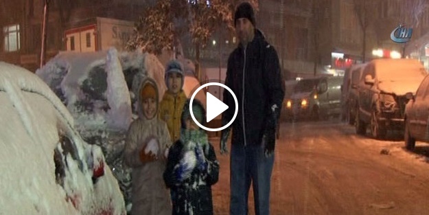İstanbul’da kar yağışının tadını çocuklar çıkardı