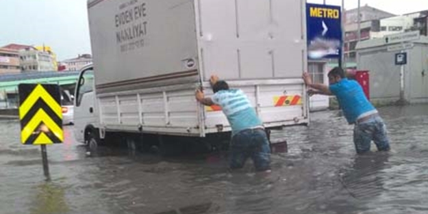 İstanbul'da kara ve deniz trafiği felç! Tüm seferler...