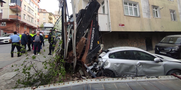 İstanbul'da kayan kepçe, 4 araca zarar verdi