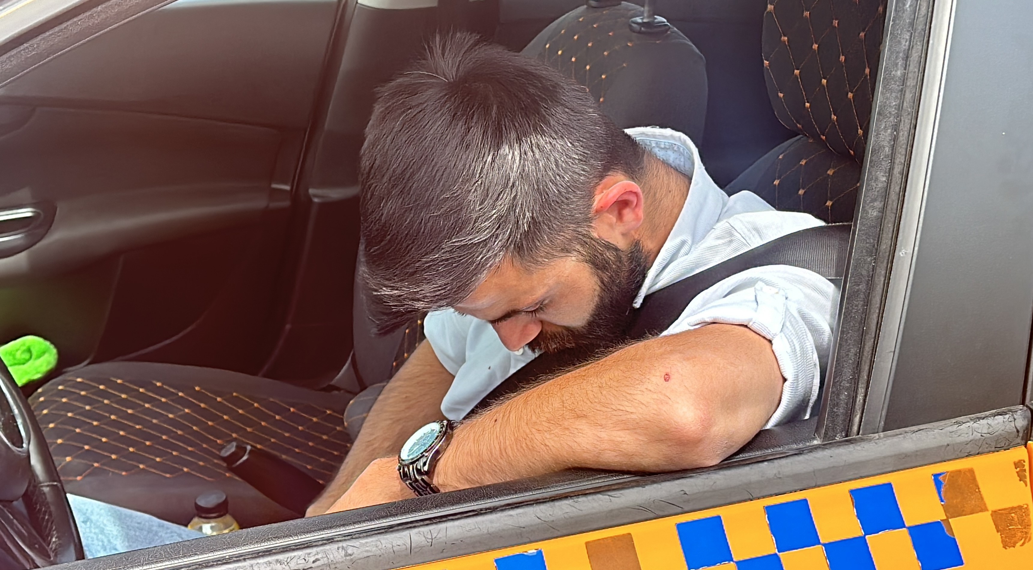 İstanbul’da kaza sonrası "sızan taksici" kamerada: Uyuyakalan taksici polisi duyunca kaçtı