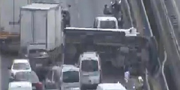 İstanbul'da kaza! Trafik kilitlendi