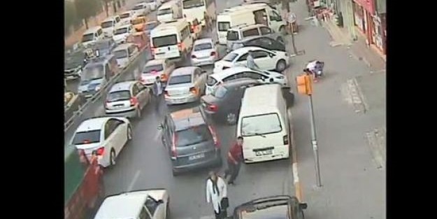 İstanbul'da kırmızı ışıkta silahlı çatışma!