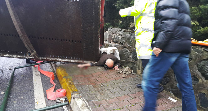 İstanbul'da kontrolden çıkan çekici, yaşlı adamın üzerine devrildi