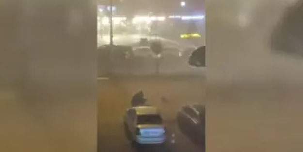 İstanbul'da korku dolu anlar! Anne sele kapılan çocuğunu son anda kurtardı