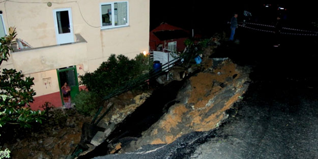 İstanbul'da korku dolu anlar! Büyük bir gürültüyle çöktü