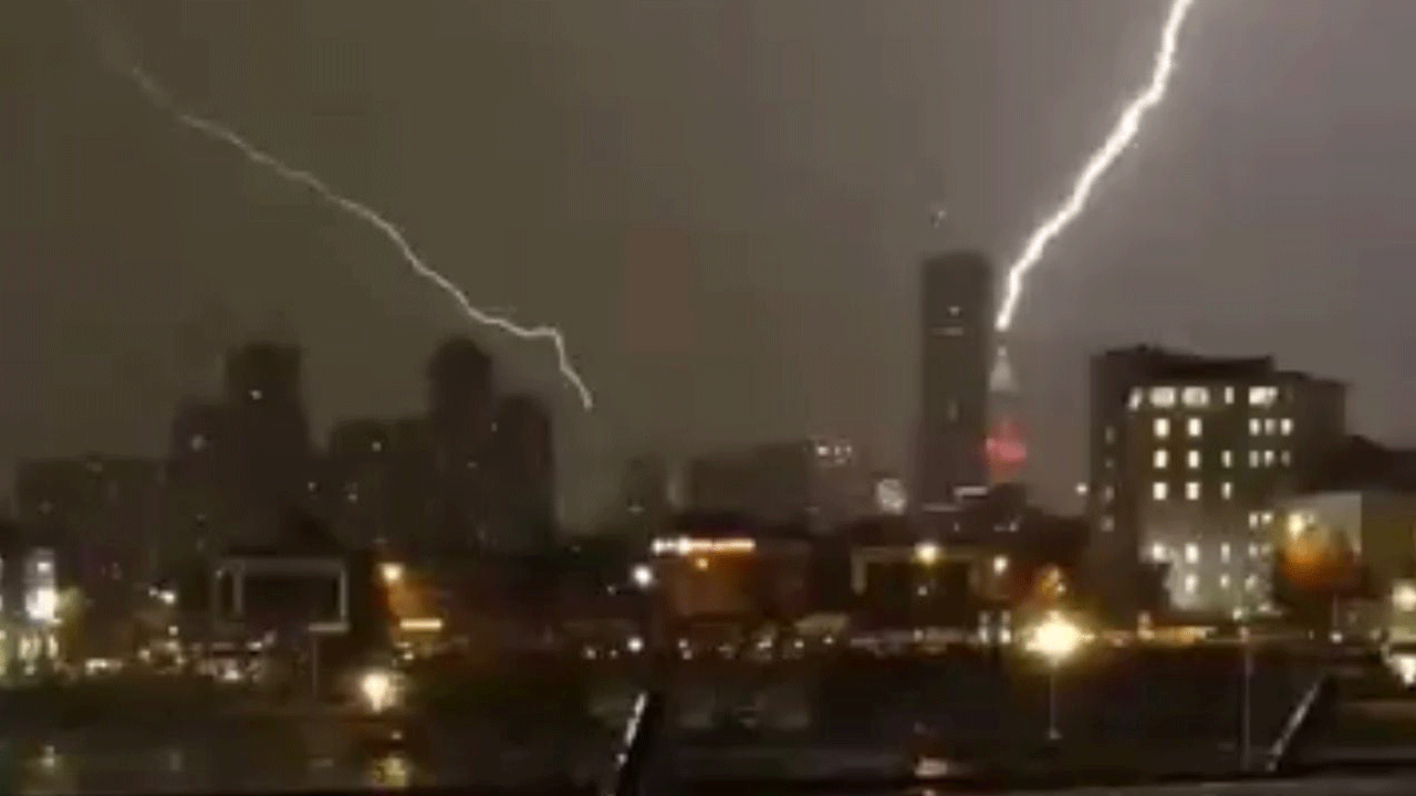 İstanbul'da korku dolu anlar! Finans Merkezi'ndeki binaya yıldırım düştü