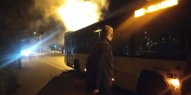İstanbul'da korku dolu anlar! İETT otobüsünün arkasından dumanlar yükseldi