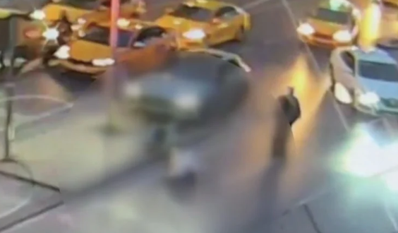 İstanbul'da korkunç kaza! Ölümle yaşam arasındaki o saniyeler: Direk devrildi, turist altında kaldı