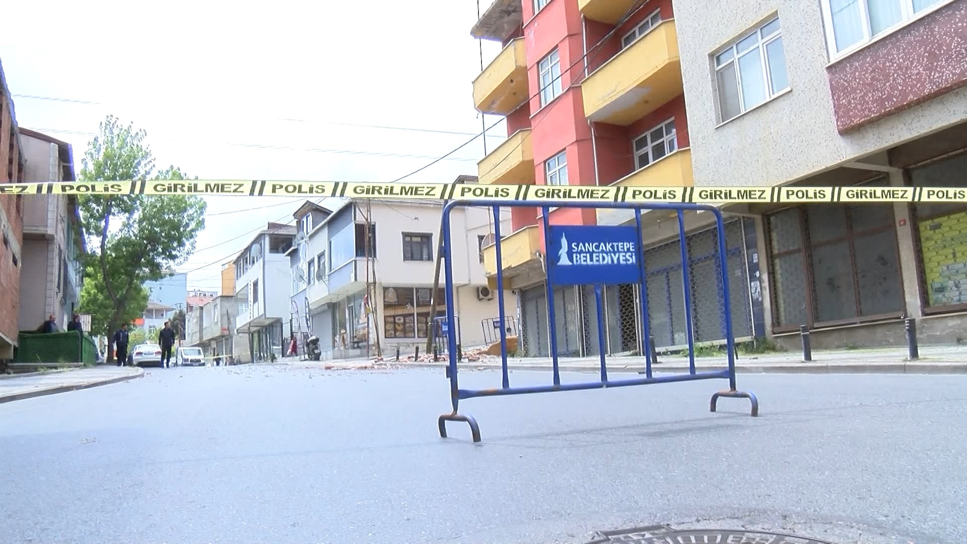 İstanbul’da korkutan anlar! Bir binanın balkonu çöktü