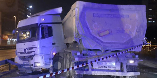 İstanbul'da korkutan anlar! Hafriyat kamyonu bariyerlere çarptı