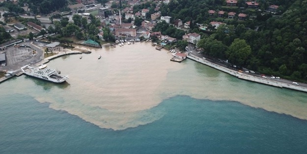 İstanbul'da korkutan manzara: Boğaz'a çamur aktı