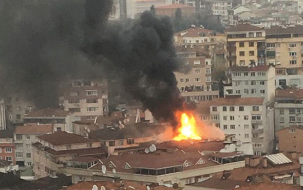 İstanbul'da korkutan yangın! Alevler tüm çatıyı sardı