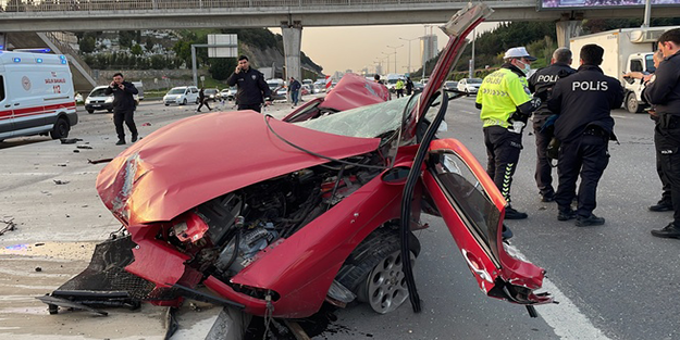 İstanbul'da korunç kaza: Otomobil ikiye ayrıldı! Sürücü ise...