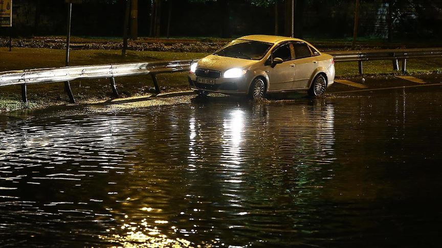 İstanbul'da kuvvetli fırtına ve sağanak yağış