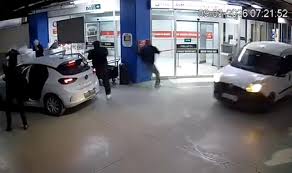 İstanbul'da Kuyumcukent'ten uzun namlulu silahla soygun kamerada