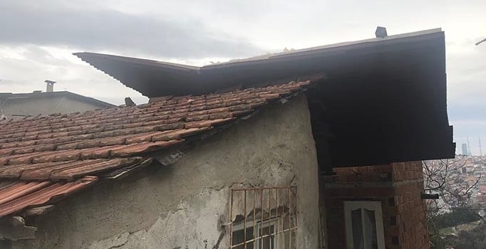 İstanbul'da lodos çatı uçurdu