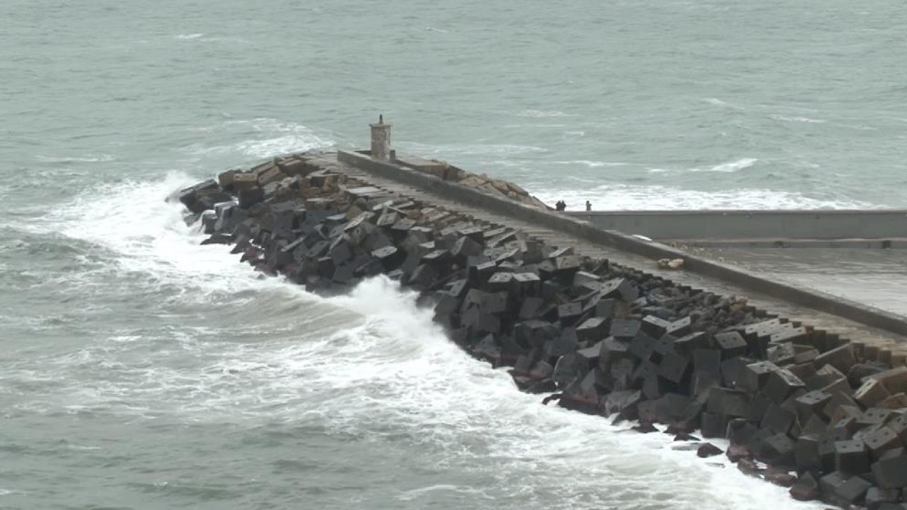İstanbul'da lodos Karaburun Limanı'nda dev dalgalar oluşturdu